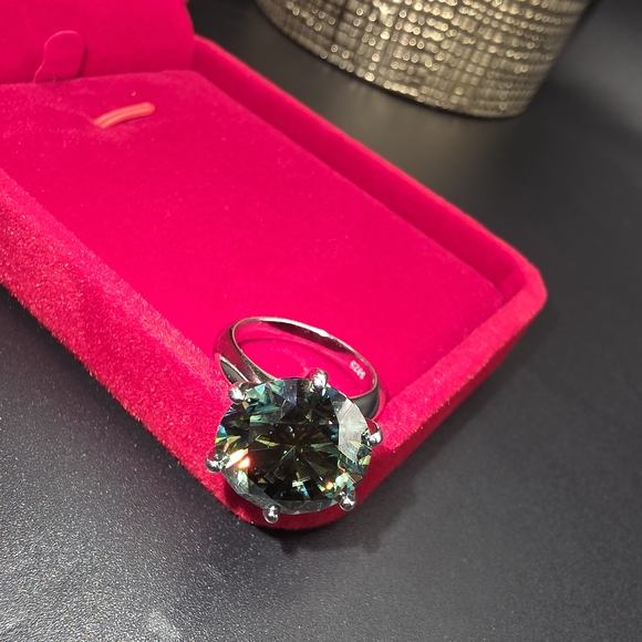 10 Carat Green Moissanite Diamond. 925 Sterling Silver Ring. Platinum Plated. - Picture 9 of 13